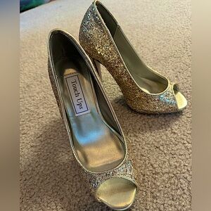 Gold sequin heals